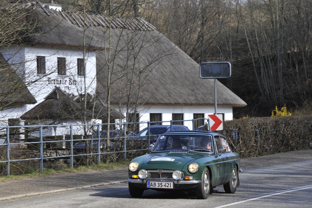 Flere gange under DRC Classic Regularity passerer de gamle biler Bromølle Kro.
(Foto: Morten Alstrup)
